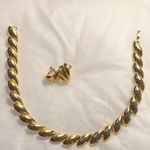Elegant vintage napier goldtone 16 inch necklace and screw back earrings